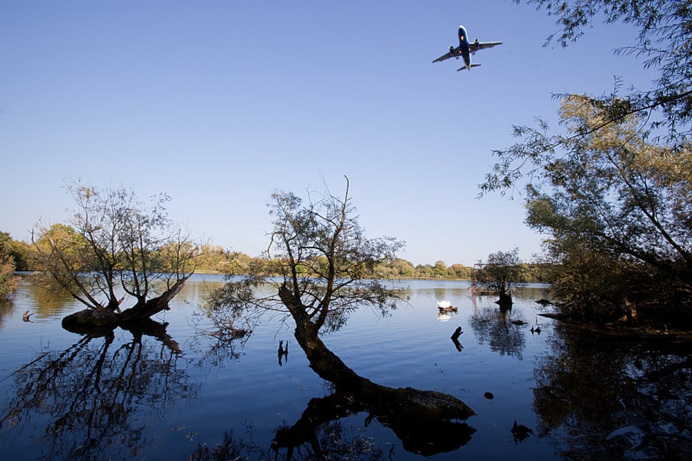 A picturn of a plane over water